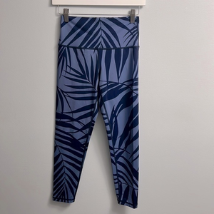 Aerie Size M Navy Blue and Light‎ Blue Palm Leaf Print Legging/Workout Pants
